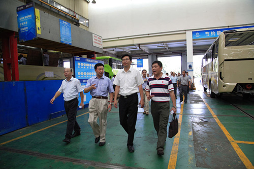 陈岳峰副厅长一行参观金旅总装车间