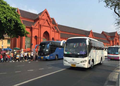 从走出机场那一刻,迎接你的,十有八九就是一辆你熟悉的金龙客车