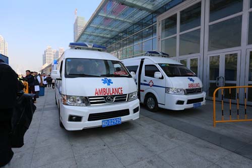 金龙救护车为跑者健康护航